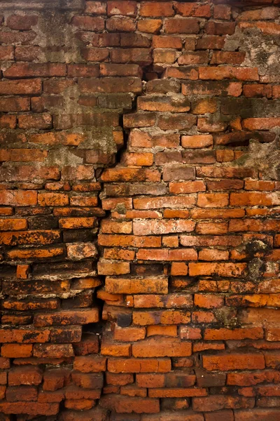 Разломанная кирпичная стена вертикальная — стоковое фото