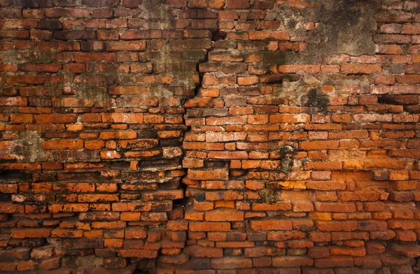 Pęknięty brudnej cegły ściany pionowe — Zdjęcie stockowe