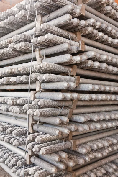 Pilha de parafusos de máquina inclinada vertical — Fotografia de Stock