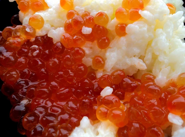 Reis mit rotem Kaviar im schwarzen Kelch — Stockfoto
