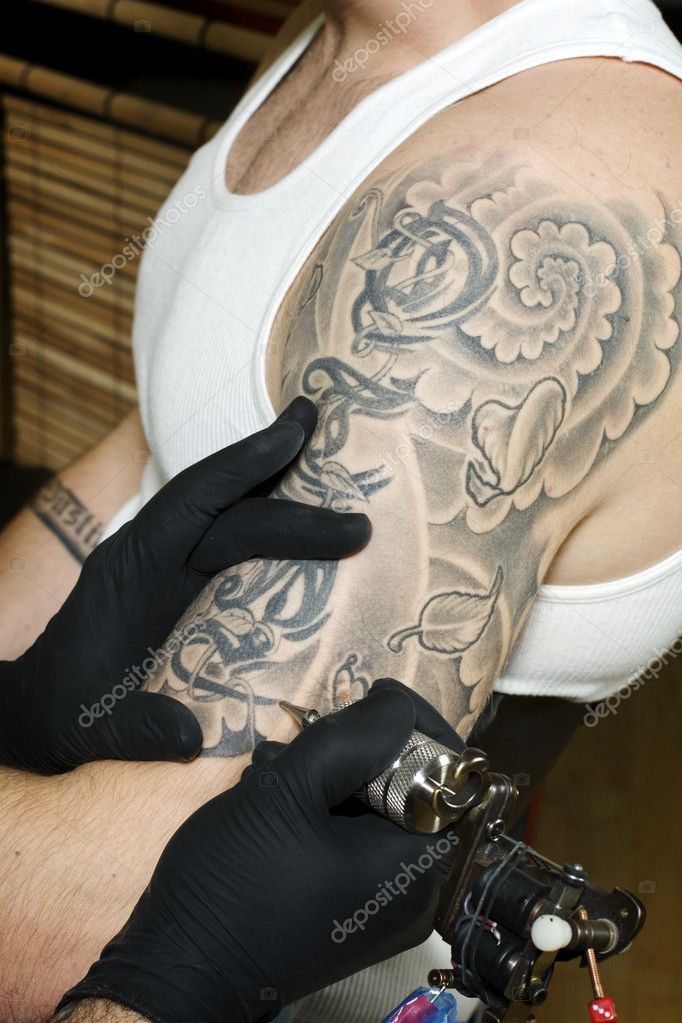 braccio dell'uomo ottenendo tatuato — Foto Stock © charlesknox 5852425