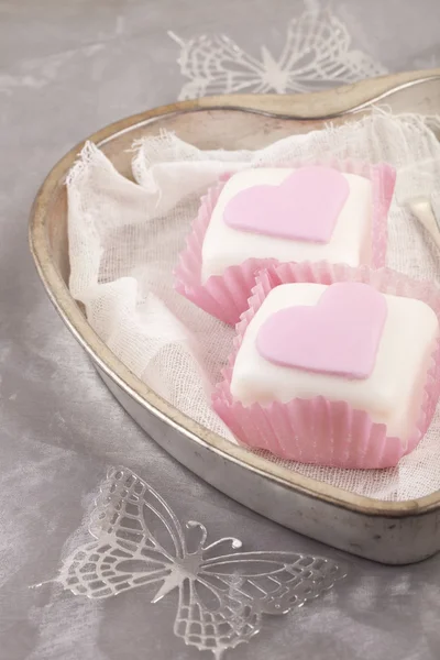 Hjärtformad rosa cupcakes i tenn bricka med grå glans ba — Stockfoto