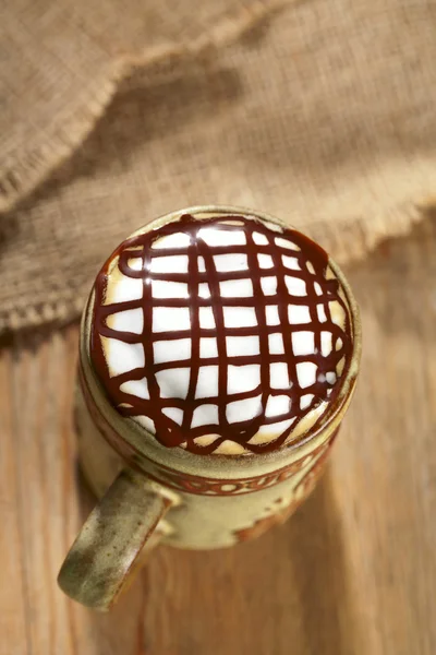 Pianką gorąca kawa cappuccino czekoladowe na czele, w stylu rustykalnym — Zdjęcie stockowe