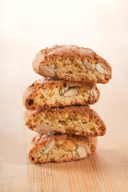 ahşap zemin üzerine yığılmış İtalyan cantuccini bisküvi