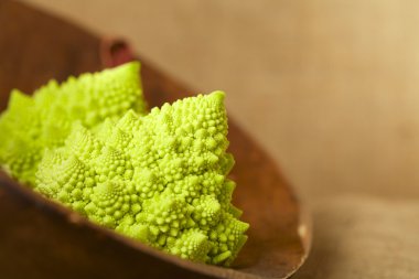 Romanesco karnabahar brokoli ahşap kase