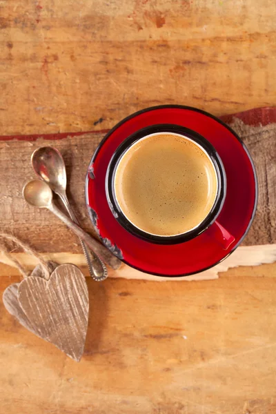Espressokoffie, rode emaillering mok, twee oude zilveren lepels, twee hout — Stockfoto