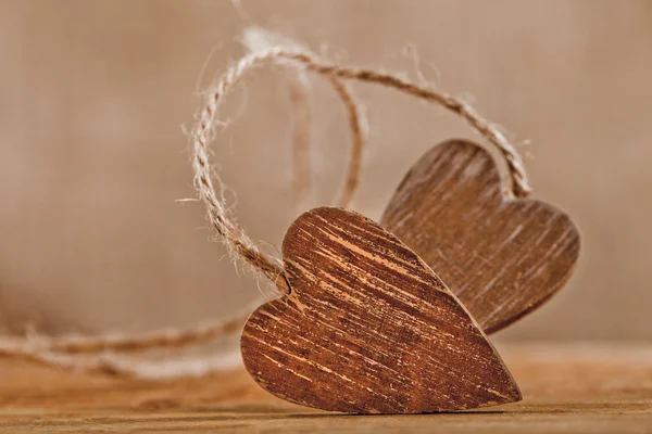 Amarrado corações de madeira, pé livre, raso dof — Fotografia de Stock