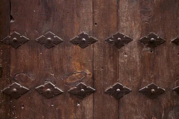 Oude houten deur met metalen sierlijke achtergrond — Stockfoto