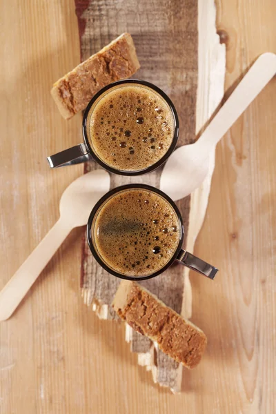 Café expresso para dois com colheres e Biscotti Cantuccini em madeira — Fotografia de Stock