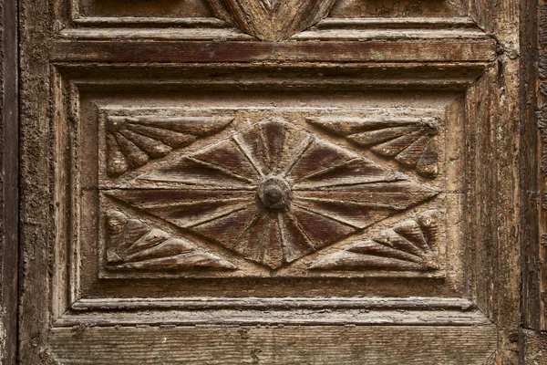 Gamla prydnads design i trä, trä snidade dörren detalj — Stockfoto