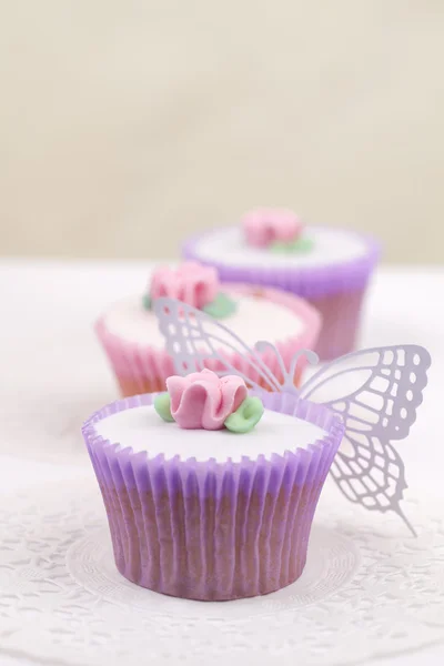 Cupcakes festifs avec des fleurs de sucre — Photo