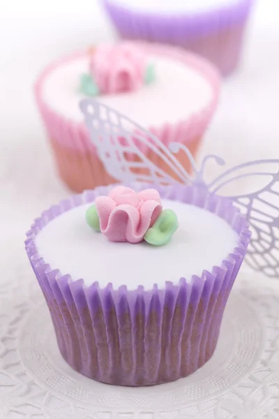 Festeggia cupcake con fiori di zucchero — Foto Stock
