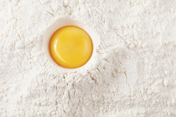 Adoro assá-lo! gema de ovo na farinha, quadro completo — Fotografia de Stock