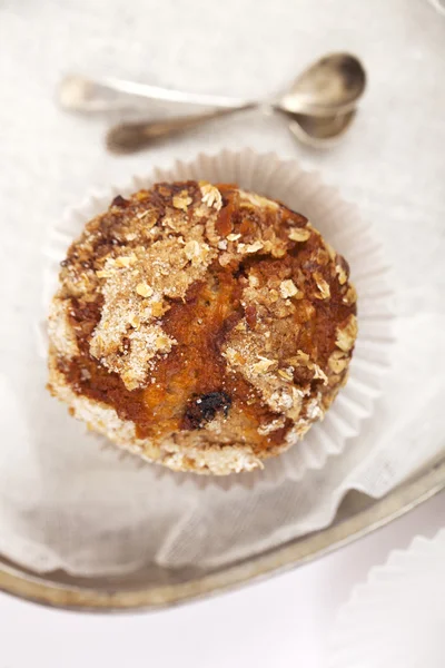 Muffin sano con tortiere e cucchiai, dof poco profondo — Foto Stock