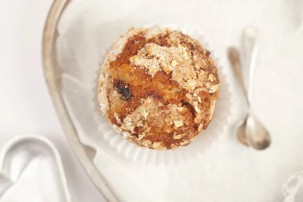 Muffin sano con tortiere e cucchiai — Foto Stock