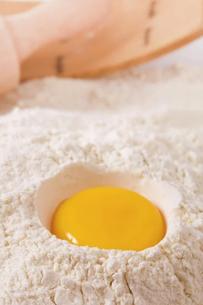 Tuorlo d'uovo in farina, mattarello ang setaccio su sfondo — Foto Stock