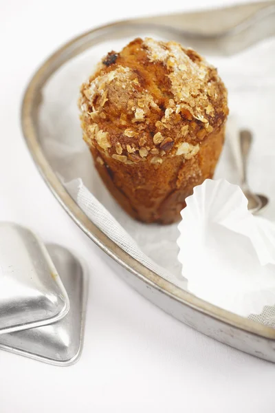 Wortel en haver gezonde muffin met taart blikken en lepels — Stockfoto