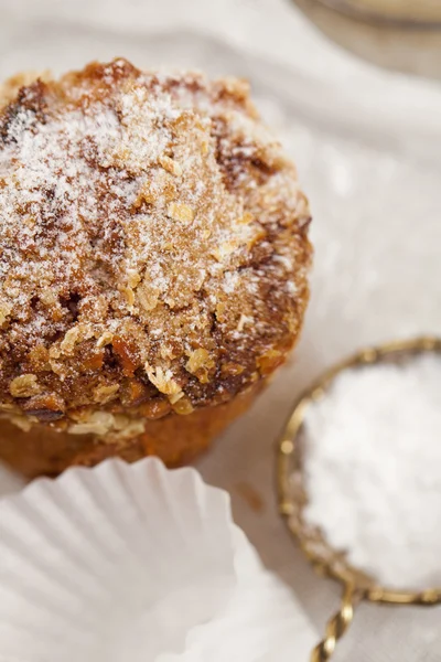 Muffin saudável, embrulhos de bolo e peneira com açúcar rodízio — Fotografia de Stock