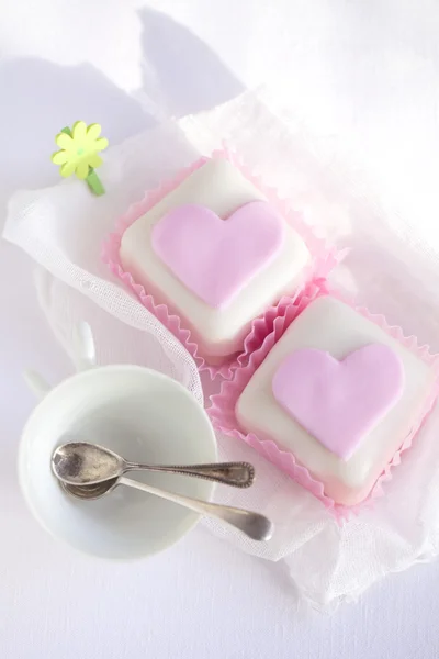 Heart pink cupcakes in heart with spoons and cups under morning — Stock Photo, Image