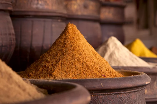 Pila de especias (Curry Powder) en la tienda de Marrakech — Foto de Stock