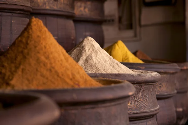 Kryddor stapla (Curry pulver) i Marrakech street butiken — Stockfoto