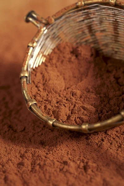 Poeder van de cacao in oude rustieke stijl zilver zeef — Stockfoto
