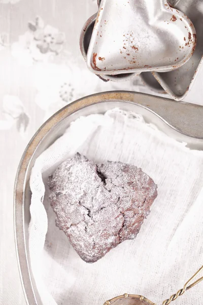Chocolat muffin afgestoft suiker, hart vorm laden — Stockfoto