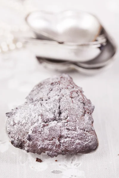 Chocolat muffin posypana cukrem, tace kształt serca — Zdjęcie stockowe