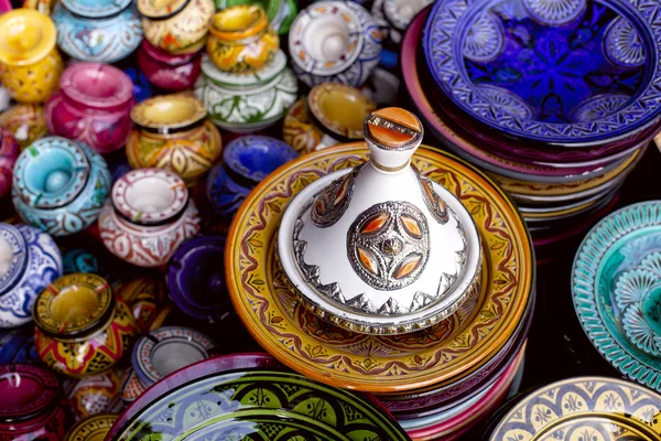 Tagine decorado y recuerdos tradicionales de morocco en medina tan —  Fotos de Stock