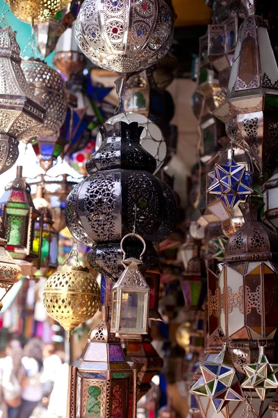 Lámparas de cristal y metal marroquíes en Marrakech souq —  Fotos de Stock