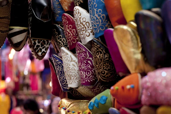 Zdobione tradycyjne buty marokańskim w medynie ulicy souk — Zdjęcie stockowe