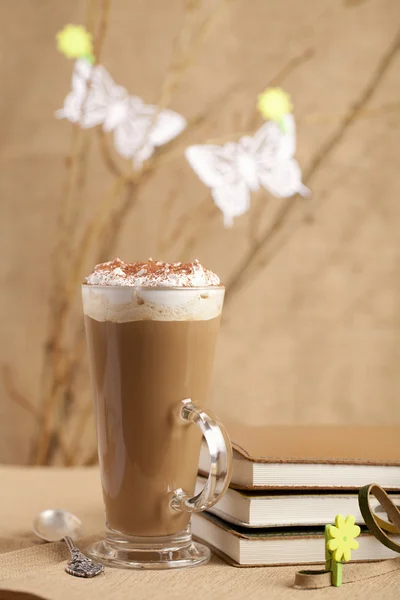 Prenditi una pausa primaverile con il caffè!, caffè caffelatte in vetro con diarie — Foto Stock