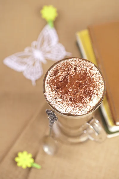 Ta en våren paus med kaffe!, kaffe lattee glas med diarie — Stockfoto