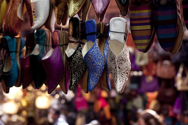 Ornamented traditional moroccan shoes in medina street souk — Stock Photo, Image