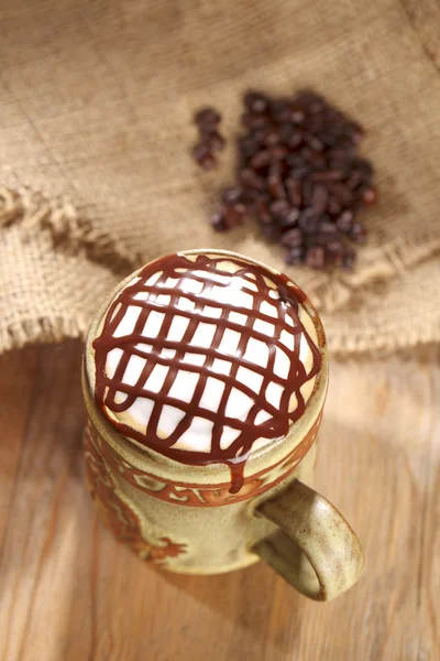 Cioccolato al cappuccino caldo e schiumoso, in stile rustico — Foto Stock