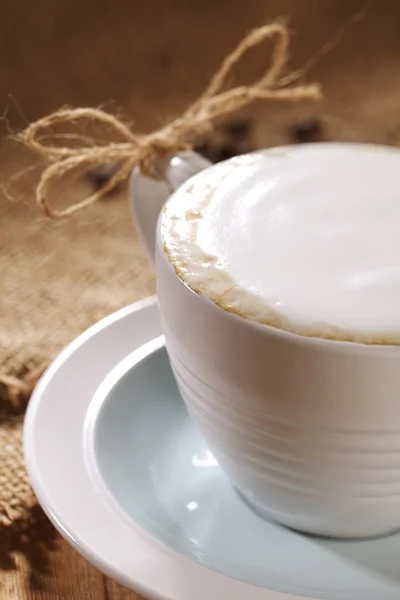 뜨거운 거품 음료 카푸치노 커피, 소박한 스타일 — 스톡 사진