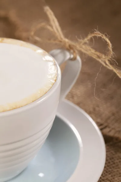 Caffè cappuccino caldo e schiumoso, in stile rustico — Foto Stock