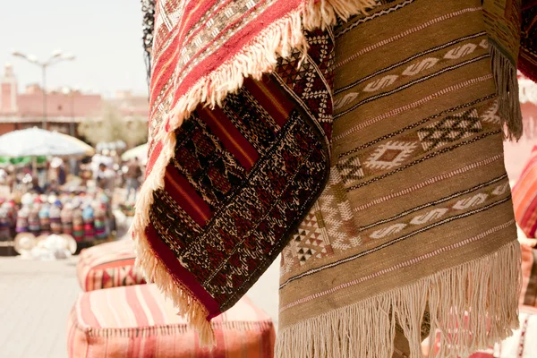 Марокканские ковры в уличном магазине базара — стоковое фото