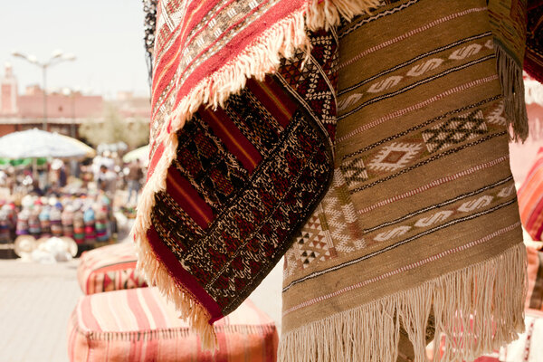 Марокканские ковры в уличном магазине базара