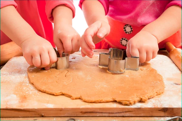Petites filles coupant des biscuits de Noël en pain d'épice, mains seulement — Photo