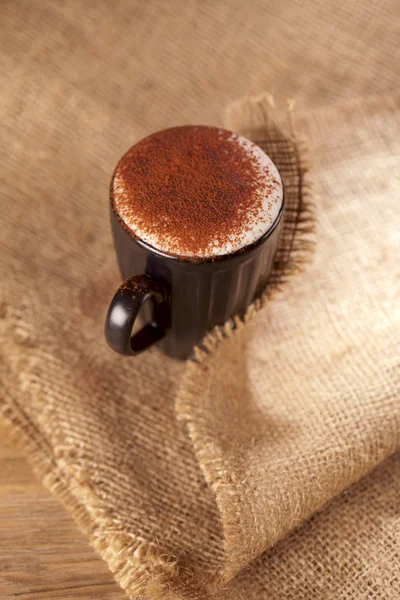Boisson chaude mousseuse cappuccino chocolat saupoudré , — Photo