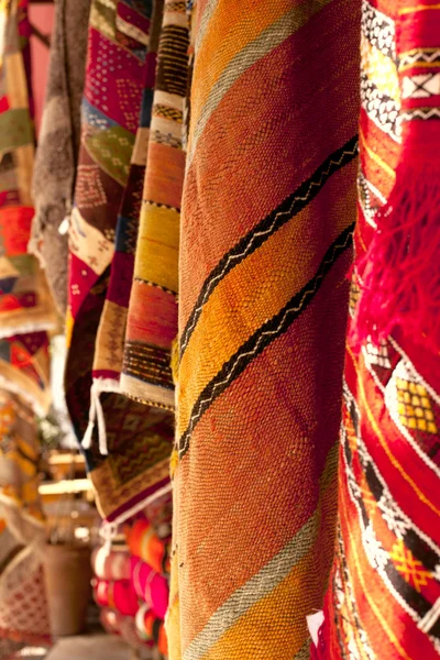 Marokańskie dywany w ulicznym sklepiku souk — Zdjęcie stockowe