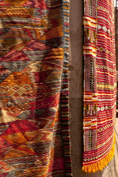 Марокканські килими у вуличній суці. — стокове фото