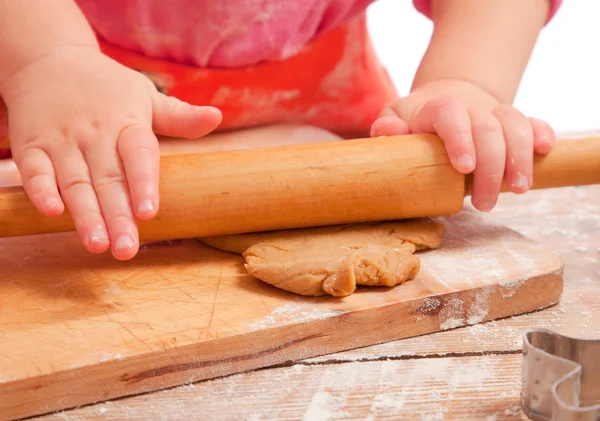 A mézeskalács tésztát, gördülő kislány kezeket csak, — Stock Fotó