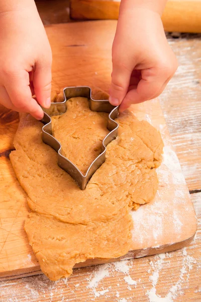 Dziewczynka z noża zrobić choinkę cookie — Zdjęcie stockowe