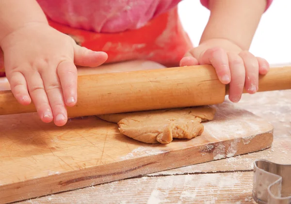 Niña rodando una masa de pan de jengibre, manos solamente , — Foto de Stock