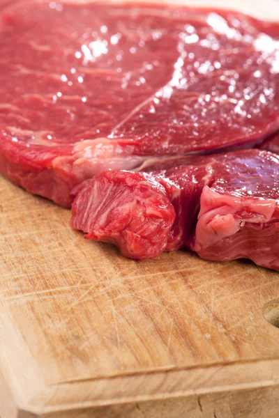 Ruwe braadpan biefstuk op hout — Stockfoto