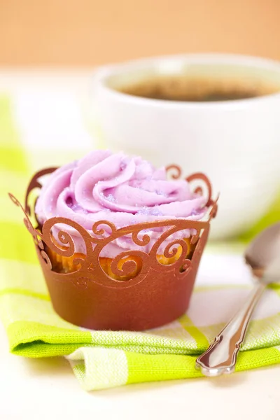 Cupcake avec glaçage à la lavande dans un emballage festif et tasse à café — Photo
