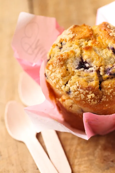 Blueberry muffin på träbord med skedar — Stockfoto