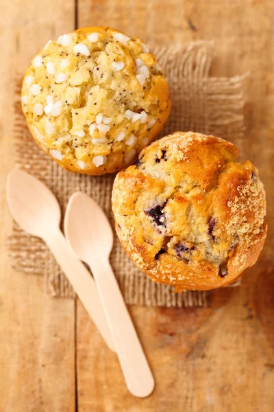 Bluberry en papaver zaad muffins in rustieke stijl — Stockfoto